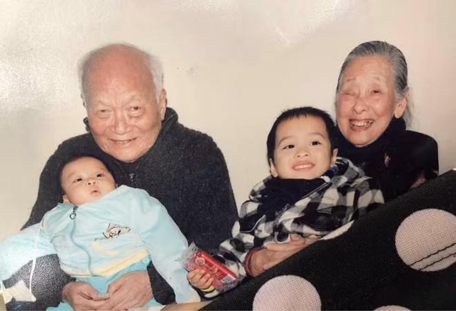 Nhà văn Tô Hoài cùng vợ và các cháu. Nhà văn Tô Hoài cùng vợ và các cháu.