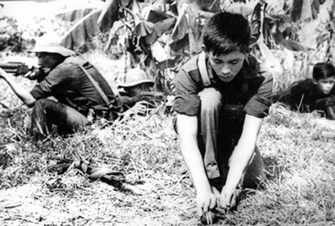 Lực lượng trinh sát vũ trang Ban An ninh tỉnh Mỹ Tho gài mìn chống địch lấn chiếm, bảo vệ căn cứ Tỉnh uỷ, năm 1970.