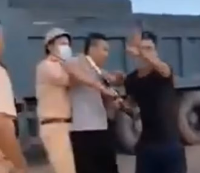 Chiếc xe tải cơi nới thành thùng, không phủ bạt, khi bị CSGT yêu cầu dừng lại nhưng lái xe vẫn cố tình bỏ chạy nên bị khống chế.