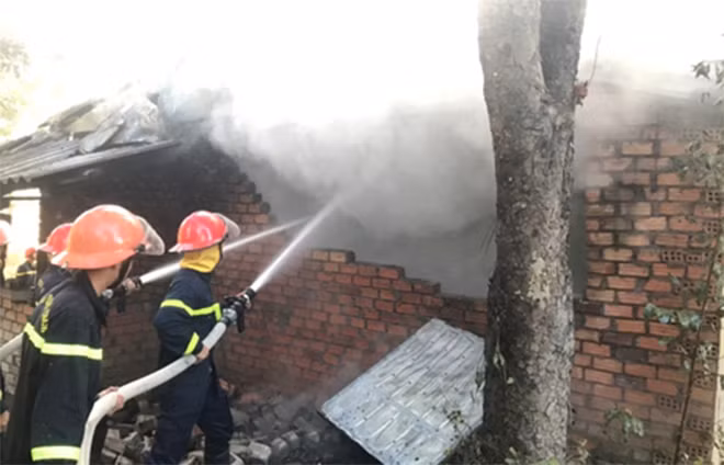 Lực lượng Cảnh sát PCCC&CNCH triển khai cứu chữa (nguồn: X.Đ).