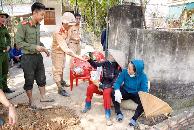 Ấm áp nghĩa tình quân dân trong xây dựng Nông thôn mới ở Hà Tĩnh.