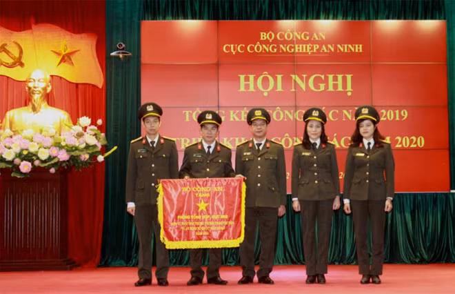 Thừa ủy quyền của lãnh đạo Bộ Công an, Đại tá Nguyễn Duy Toan trao Cờ thi đua xuất sắc của Bộ Công an tặng Phòng Tổng hợp.