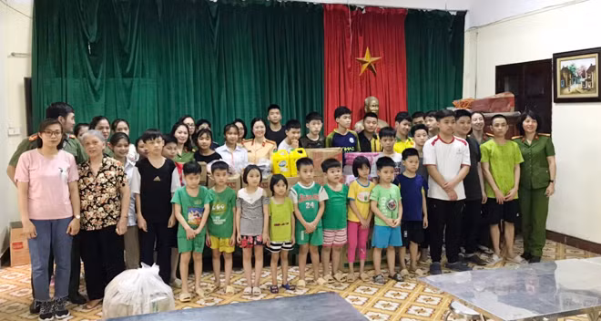 Chụp ảnh lưu niệm cùng lãnh đạo Trung tâm, các mẹ và các cháu.