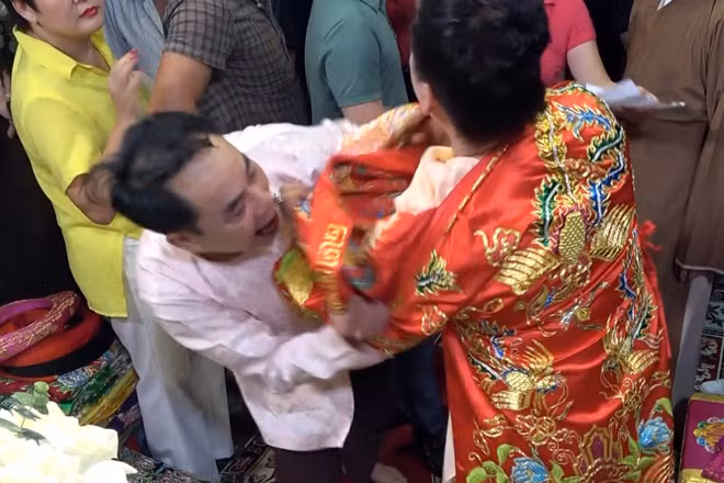 Hai thanh đồng xô xát ngay khi đang thực hành tín ngưỡng tại Phủ Dầy (ảnh cắt từ clip). Ảnh: K.T