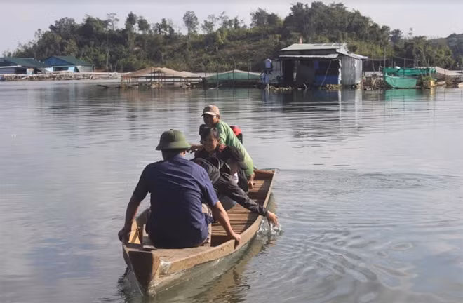Con thuyền vừa dùng để di chuyển, vừa là phương tiện để mưu sinh. Con thuyền vừa dùng để di chuyển, vừa là phương tiện để mưu sinh.
