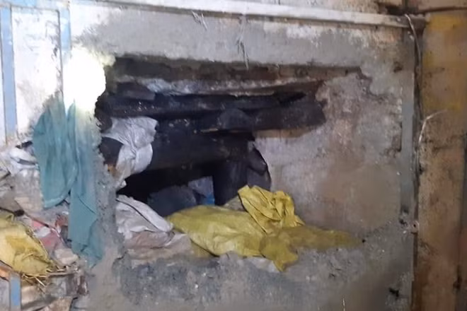 Lối dẫn vào các hầm ngầm được che giấu tinh vi bởi các ngôi nhà nằm trên sườn đồi. Ảnh nguồn: PNP Medio Ambiente.