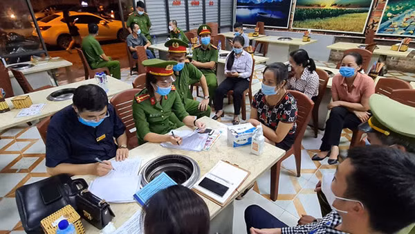 Cơ quan Công an kiểm tra quán “Nhắng nướng Hiền Thiện”. Cơ quan Công an kiểm tra quán “Nhắng nướng Hiền Thiện”.