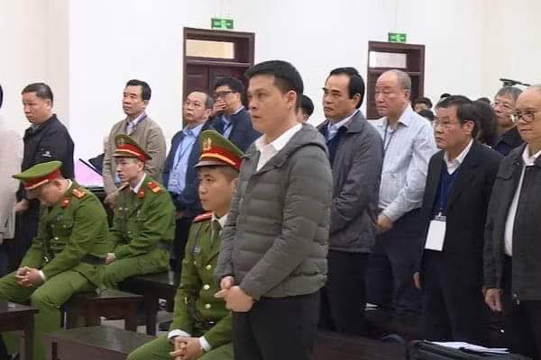 Các bị cáo tại phiên xử.