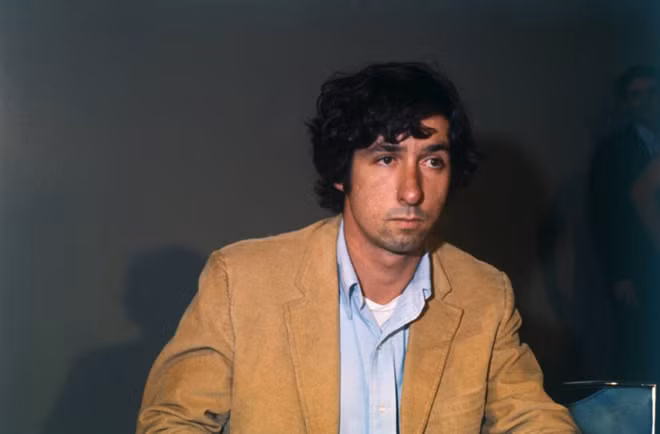 Tom Hayden phát biểu trước báo giới tại Tòa nhà liên bang ở Chicago vào tháng 10/1969.