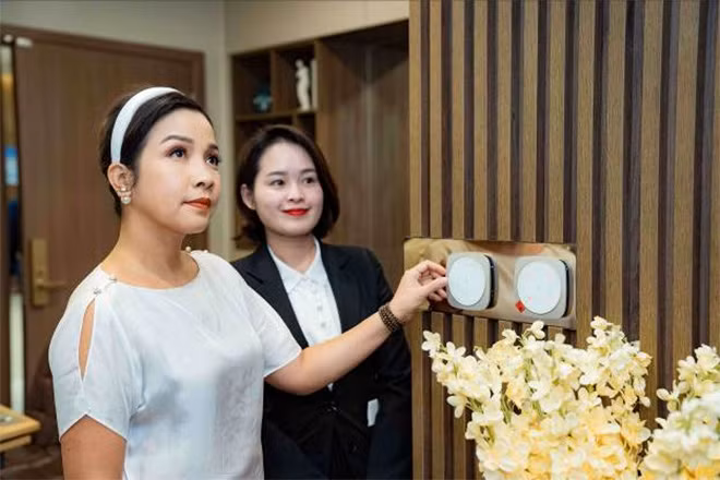 Diva Mỹ Linh chia sẻ sau khi tham quan căn hộ mẫu: “Thiết kế căn hộ Ruby cao cấp của Vinhomes rất gọn gàng, tiện lợi và ấm cúng, phù hợp với các gia đình. Hiện tại, Mỹ Linh đang tìm kiếm một căn hộ và lựa chọn trường cho Mỹ Anh theo học”.