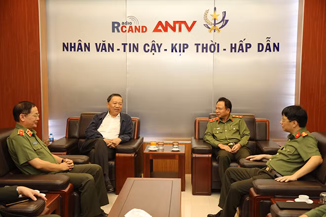 Bộ trưởng Tô Lâm và lãnh đạo Cục Truyền thông CAND tại buổi làm việc.