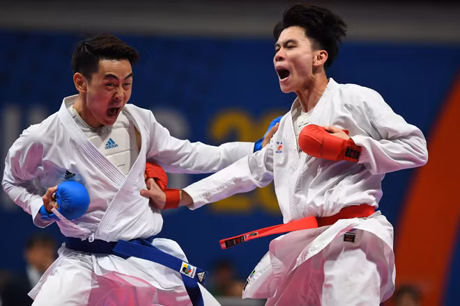 Đặng Hồng Sơn (Đoàn Thể thao CAND - găng đỏ) đoạt HCĐ môn Karatedo. Ảnh: Đàm Duy.