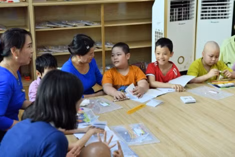 Các em bé hào hứng học tập tại “Lớp học Hạnh phúc”. Các em bé hào hứng học tập tại “Lớp học Hạnh phúc”.