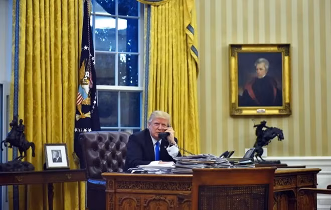 Tổng thống Donald Trump làm việc tại Nhà Trắng Ảnh: AFP.