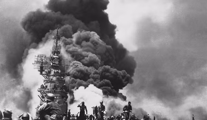 Hàng không mẫu hạm USS Bunker Hill bị đánh trúng bởi 2 máy bay Thần Phong trong Chiến địa Okinawa năm 1945. Ảnh: Universal History Archive/Universal Images Group via Getty Images.