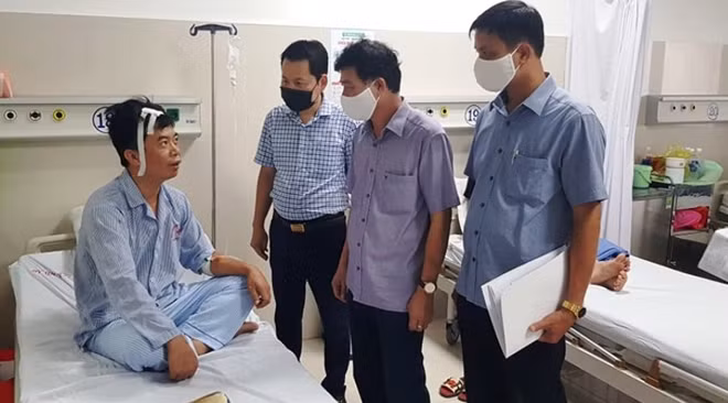 Lãnh đạo Thành phố Đồng Hới, tỉnh Quảng Bình đến thăm hỏi, động viên người bị thương đang trong vụ tai nạn đang chữa trị ở bệnh viện.