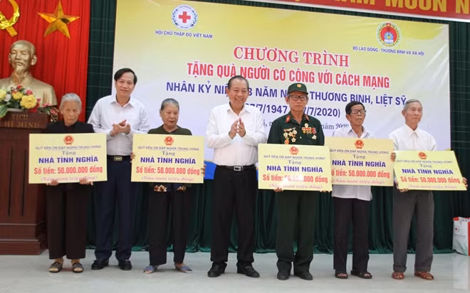 Phó Thủ tướng Thường trực Chính phủ Trương Hòa Bình trao tượng trưng 5 căn nhà tình nghĩa cho các gia đình có công với cách mạng. Ảnh: TTXVN