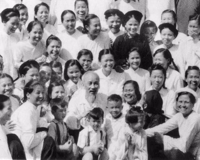 Bác chủ động ngồi xuống sân để các đại biểu dự Hội nghị phụ nữ toàn miền Bắc tham gia công tác chính quyền (1960) đều có mặt trong ảnh chụp chung với Bác. Ảnh: Trịnh Hải.