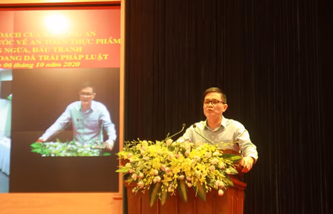 Đại diện Cục Vệ sinh An toàn thực phẩm (Bộ Y tế) tham luận.