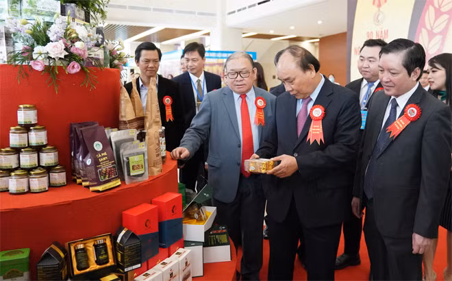 Thủ tướng Nguyễn Xuân Phúc cùng các đại biểu tham quan các gian trưng bày nông sản. Ảnh VGP/Quang Hiếu