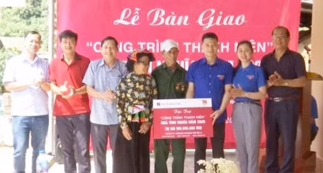 Agribank Sơn La trao tặng ngôi nhà mới xây khang trang cho ông Vì Văn Đanh, cựu thanh niên xung phong ở Sơn La.