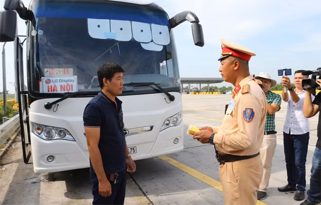 CSGT kiểm tra giấy tờ người điều khiển phương tiện.