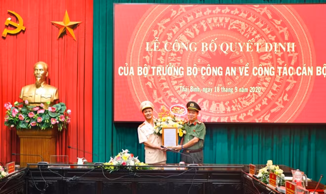 Đại tá Nguyễn Thanh Trường, Giám đốc Công an tỉnh trao Quyết định bổ nhiệm Thượng tá Nguyễn Quốc Vương giữ chức vụ Phó Giám đốc Công an tỉnh Thái Bình.