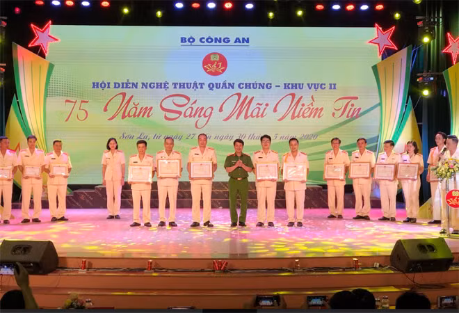 Ban tổ chức trao giải nhì cho các đội.