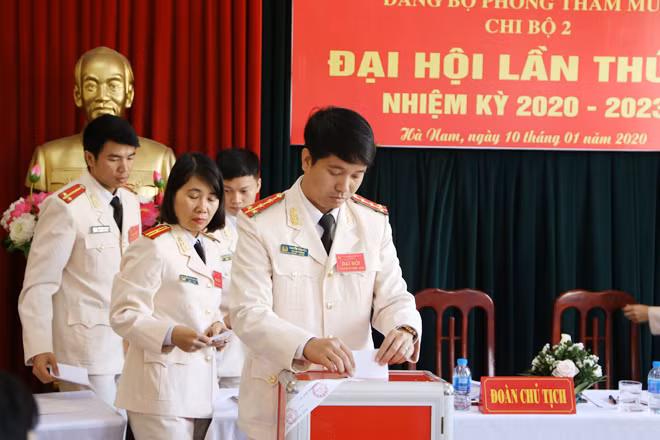 Đảng viên Chi bộ Tham mưu An ninh, Pháp chế và quản lý khoa học bỏ phiếu bầu Ban Chi ủy Chi bộ khóa VI, nhiệm kỳ 2020 - 2023.