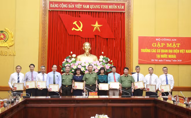 Bộ trưởng Tô Lâm và các đồng chí trong Đảng ủy Công an Trung ương chụp ảnh với Thứ trưởng Bộ Ngoại giao Lê Hoài Trung và các đồng chí lãnh đạo Bộ Ngoại giao, các đồng chí Trưởng các Cơ quan đại diện Việt Nam tại nước ngoài.