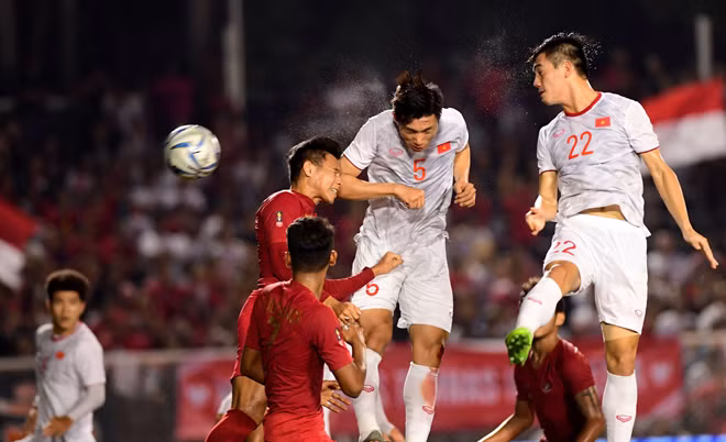 Cú đánh đầu của Đoàn Văn Hậu mở tỉ số trận Chung kết SEA Games 30. Ảnh: Trọng Hải.