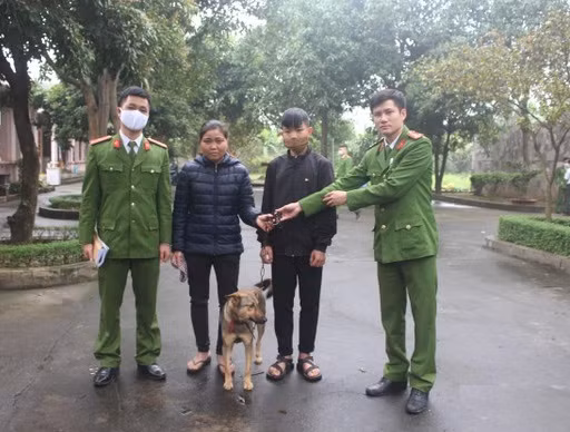 Công an huyện Nghi Lộc bàn giao lại vật nuôi cho gia đình vừa bị mất trộm.