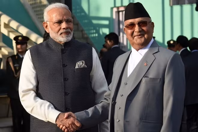 Thủ tướng Nepal KP Sharma Oli (phải), chào mừng Thủ tướng Ấn Độ Narendra Modi ở Kathmandu. Tình báo Nepal là đồng minh quan trọng của Ấn Độ trong nỗ lực chống khủng bố.