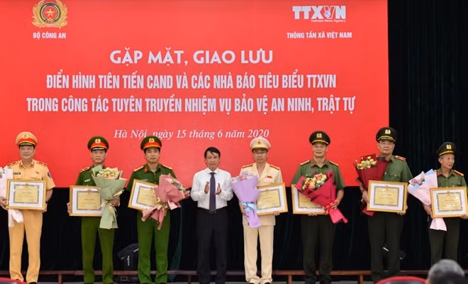Đồng chí Nguyễn Đức Lợi tặng Bằng khen của TTXVN cho 8 tập thể thuộc Bộ Công an.