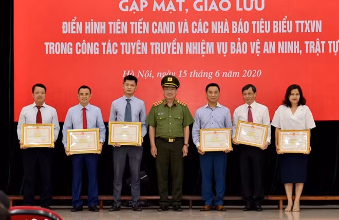 Thứ trưởng Nguyễn Văn Thành tặng Bằng khen của Bộ Công an cho 3 tập thể và 3 cá nhân thuộc TTXVN.