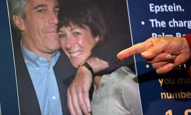 Maxwell bắt đầu hẹn hò với Epstein vào năm 1992. Cặp đôi ma quỷ công khai sánh bước trong nhiều sự kiện.