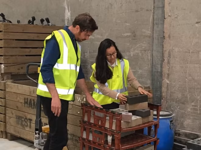 Gabriela Medero và Sam Chapman, đồng sáng lập Công ty Kenoteq, cho hay họ đã tạo ra loại gạch thay thế cho loại gạch truyền thống tạo ra từ đất sét nung. Ảnh: Kenoteq/ CNN.