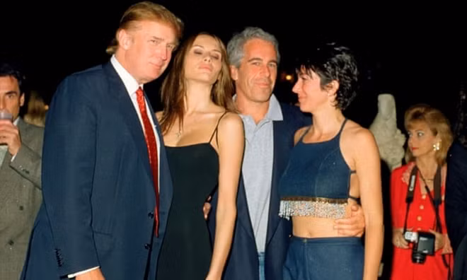 Tổng thống Donald Trump và Melania Knauss, Jeffrey Epstein và Ghislaine Maxwell tại Mar-a-Lago bang Florida, năm 2000.