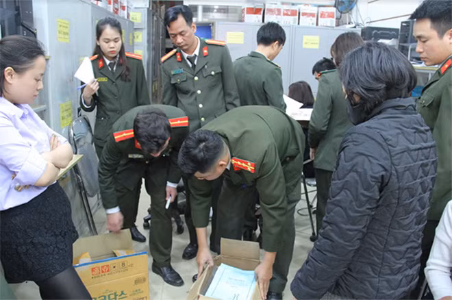 Lực lượng chức năng kiểm tra thu giữ nhiều tài liệu có liên quan. Lực lượng chức năng kiểm tra thu giữ nhiều tài liệu có liên quan.