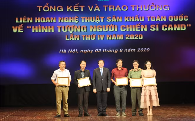 Thứ trưởng Bộ Văn hóa, Thể thao và Du lịch Tạ Quang Đông trao một số giải chuyên đề.