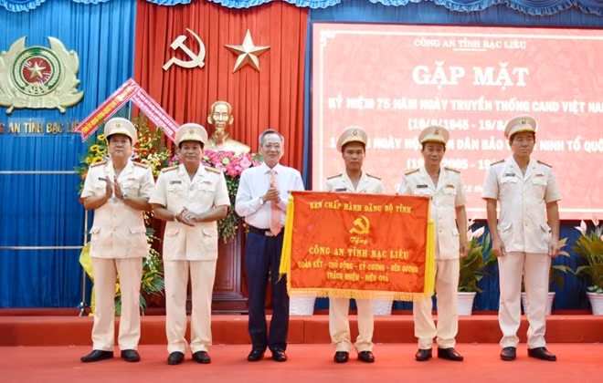 Bí thư Tỉnh ủy Bạc Liêu Lữ Văn Hùng tặng bức trướng cho Công an tỉnh nhân kỷ niệm 75 năm Ngày truyền thống CAND.
