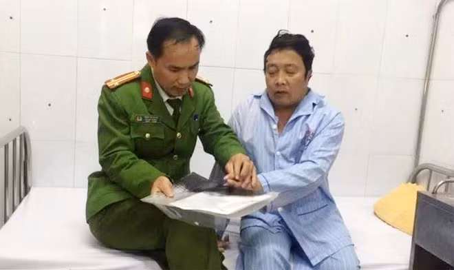 Trung tá Trần Phi Hùng đến tận giường bệnh làm căn cước cho người bệnh.