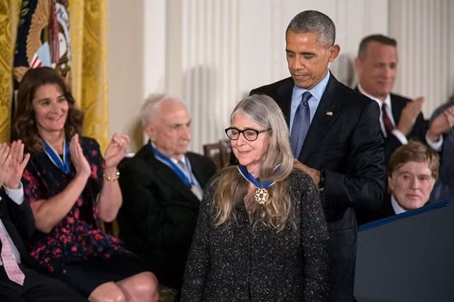 Tổng thống Barack Obama trao tặng huân chương cho bà Hamilton.