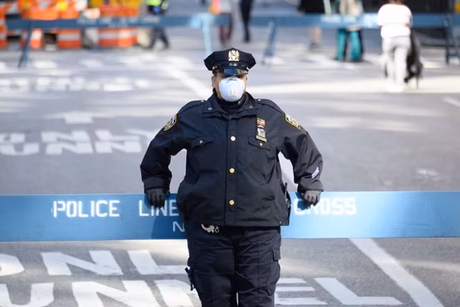 Sĩ quan cảnh sát ở New York (Mỹ) đeo khẩu trang khi làm nhiệm vụ. Ảnh: Getty.