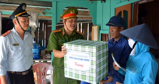 Các lực lượng kịp thời thăm hỏi, động viên ngư dân tích cực tham gia bảo vệ môi trường