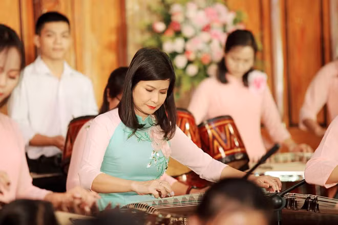 Nghệ sĩ Ngọc Huyền và câu lạc bộ Sông Tranh biểu diễn trong dịp Thủ tướng Nguyễn Xuân Phúc tiếp Thủ tướng Canada. Nghệ sĩ Ngọc Huyền và câu lạc bộ Sông Tranh biểu diễn trong dịp Thủ tướng Nguyễn Xuân Phúc tiếp Thủ tướng Canada.
