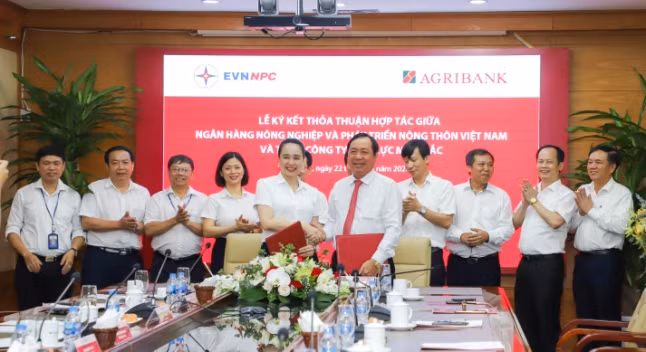 Lãnh đạo Agribank và Tổng Công ty Điện lực miền Bắc ký thỏa thuận hợp tác.