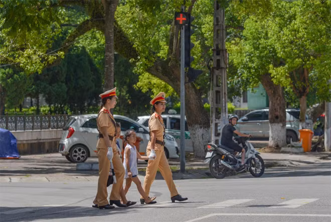 CSGT Công an Lạng Sơn hướng dẫn kỹ năng sang đường an toàn cho các em học sinh khi sang đường tại ngã tư có lắp đèn tín hiệu đèn giao thông.