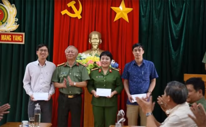 Đại tá Vũ Văn Lâu, Giám đốc Công an tỉnh Gia Lai thưởng nóng tổ công tác. Đại tá Vũ Văn Lâu, Giám đốc Công an tỉnh Gia Lai thưởng nóng tổ công tác.