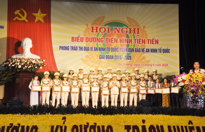 Đại tá Lê Ngọc Châu Giám đốc Công an tỉnh Hải Dương trao giấy khen cho các tập thể và cá nhân.